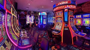 Người chơi Việt Nam trải nghiệm slot online ae388 trên điện thoại di động